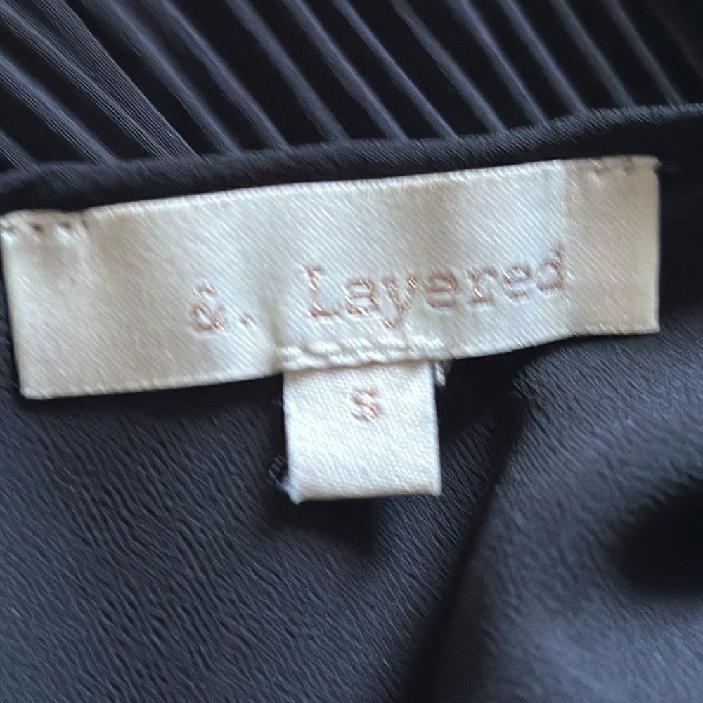 &. Layered Pleated Blouse! - Picture 7 of 9